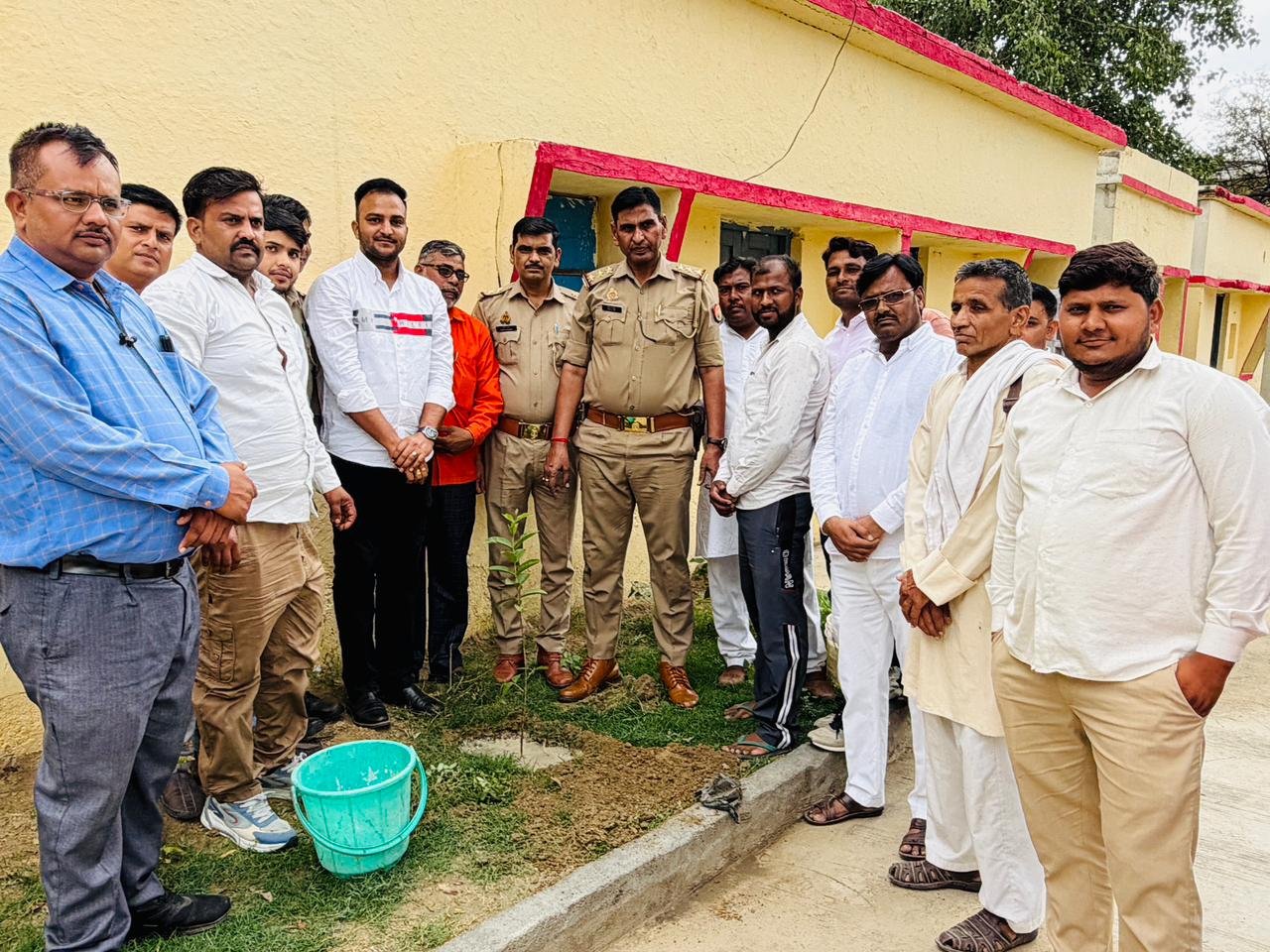फतेहपुर सीकरी देहात थाना परिसर में 'एक पेड़ मां के नाम' अभियान के तहत भारी संख्या में हुआ वृक्षारोपण
