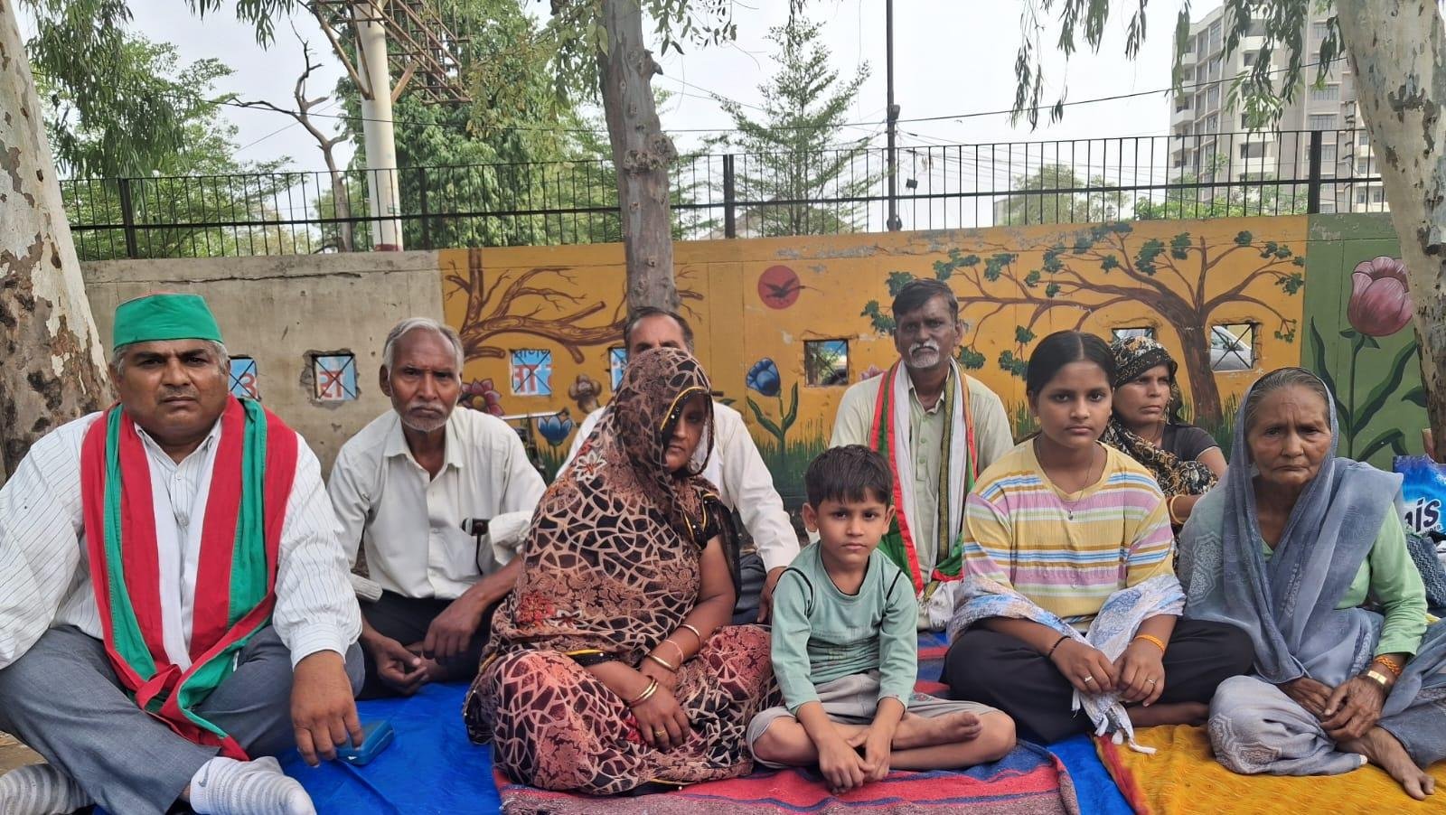 आगरा: अस्पताल से डिस्चार्ज होते ही फिर धरने पर बैठीं मृतक बिजली कर्मी रवि सोलंकी की 72 वर्षीय मां, कहा- 'न्याय लेंगे या जान देंगे'