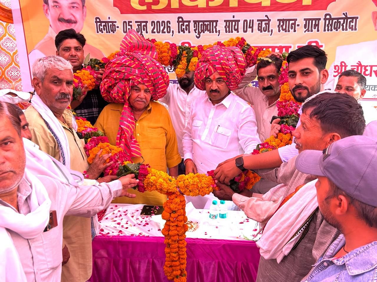 विधायक चौधरी बाबूलाल ने सिकरौदा में किया सीसी रोड का लोकार्पण, ग्रामीणों ने साफा बांधकर किया भव्य स्वागत