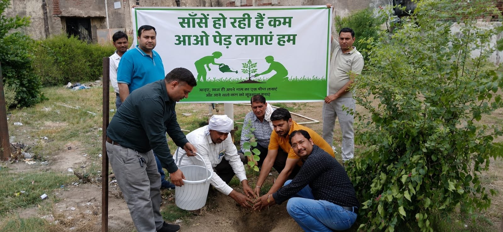 किरावली सामुदायिक स्वास्थ्य केंद्र पर पर्यावरण दिवस पर वृक्षारोपण, डॉ. राघवेंद्र सिंह एवं राष्ट्रीय लोकदल उपाध्यक्ष भूपेंद्र इंदौलिया ने रोपे पौधे