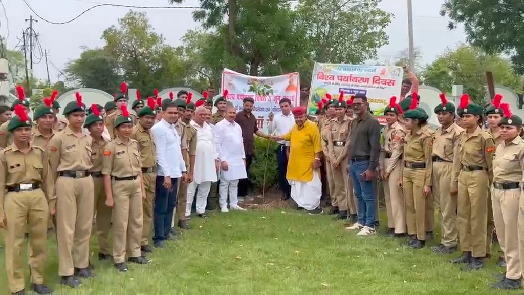 'एक पेड़ माँ के नाम' अभियान के तहत विधायक चौधरी बाबूलाल ने किरावली में किया भव्य पौधारोपण