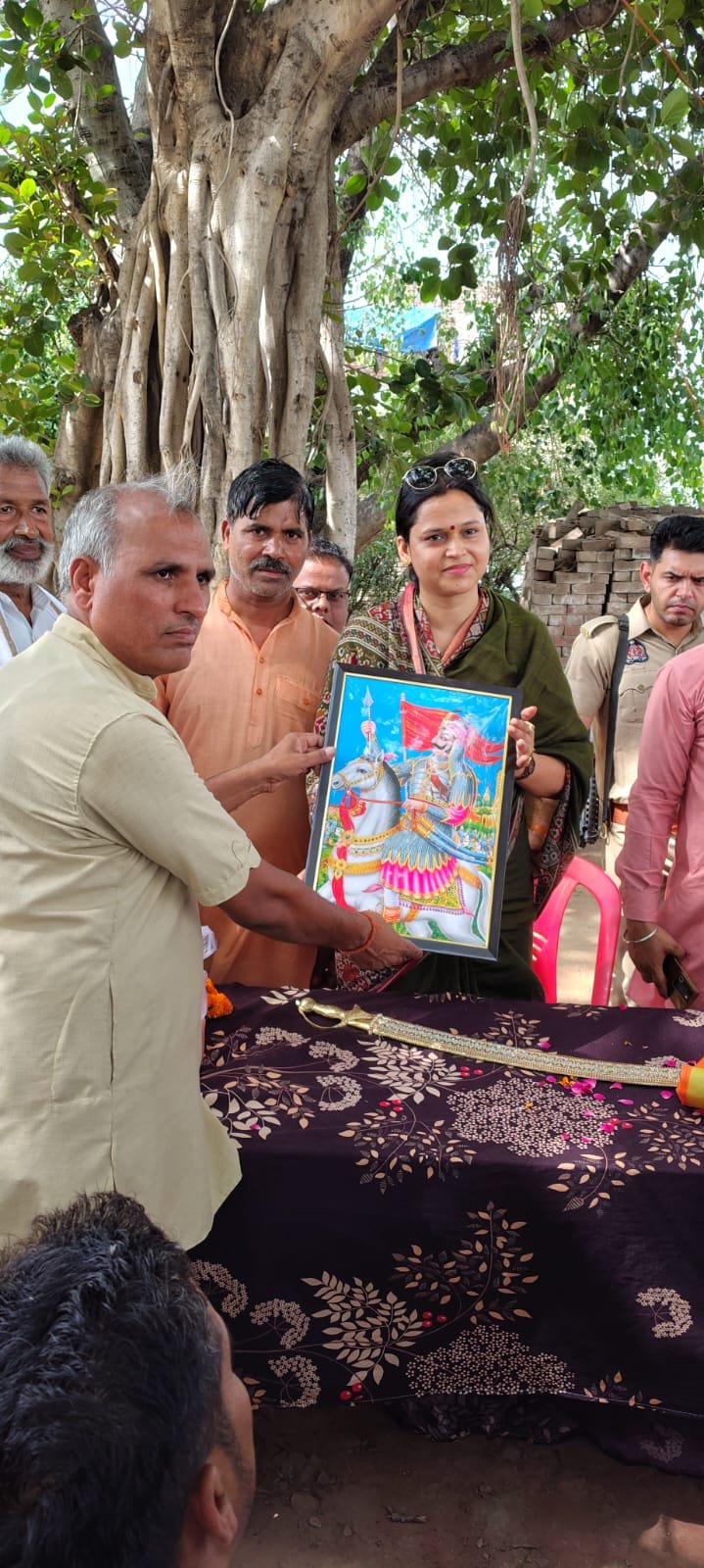 आगरा: 14 जून को शमशाबाद में जुटेंगे किसान, जवान और महिलाएं; जिला पंचायत अध्यक्ष ने फतेहपुर सीकरी क्षेत्र के दर्जनों गांवों में किया धुआंधार जनसंपर्क