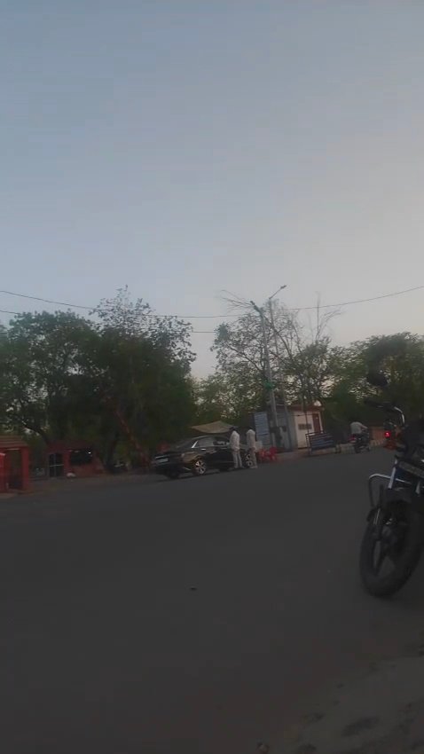 फतेहपुर सीकरी में 'लपकों' का तांडव: आस्था और VIP एंट्री के नाम पर पर्यटकों से खुली लूट, प्रशासन मौन!