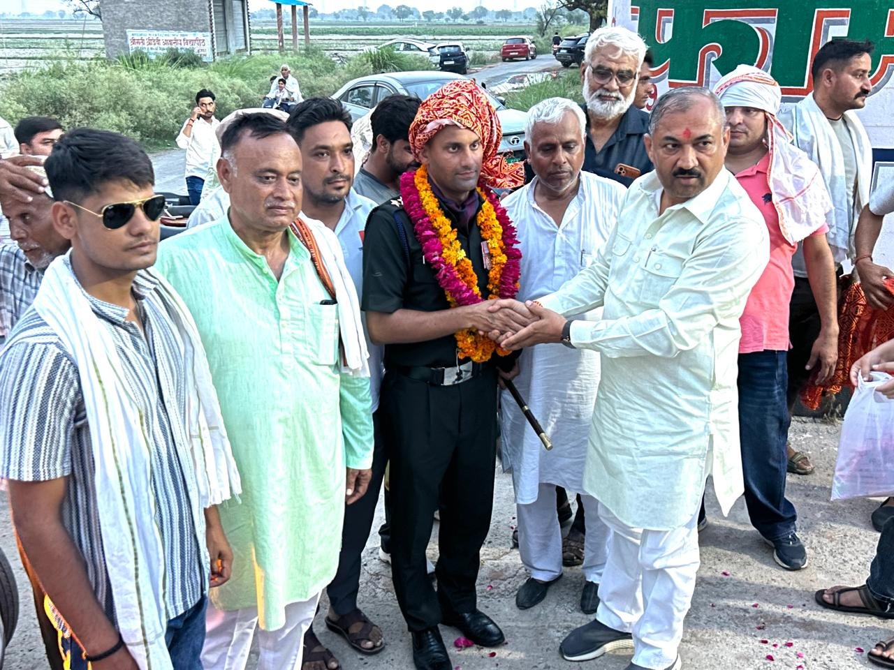 अकोला: एनडीए परीक्षा पास कर लेफ्टिनेंट बने देवेंद्र सिंह चाहर का जोरदार स्वागत, डॉ. रामेश्वर चौधरी ने घर पहुंचकर किया सम्मानित
