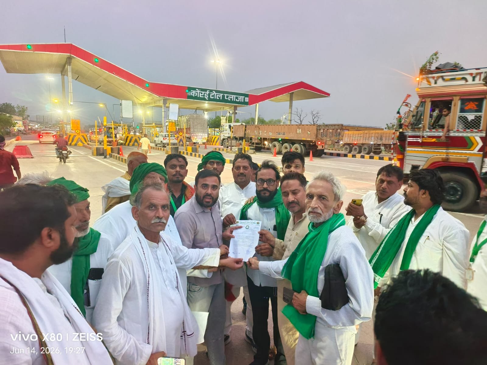 किरावली: भाकियू (अमर टिकैत) ने कोरई टोल प्लाजा प्रबंधक को सौंपा ज्ञापन; सौहार्दपूर्ण माहौल में हुई वार्ता, संगठन के वाहनों को सूचीबद्ध करने की मांग