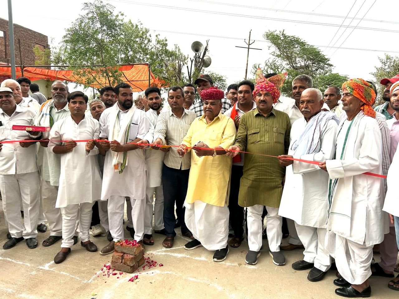 विकास की ओर एक और कदम: बसेरी चाहर के नगला मृदंगी में 16.34 लाख की सीसी रोड का विधायक चौधरी बाबूलाल ने किया लोकार्पण