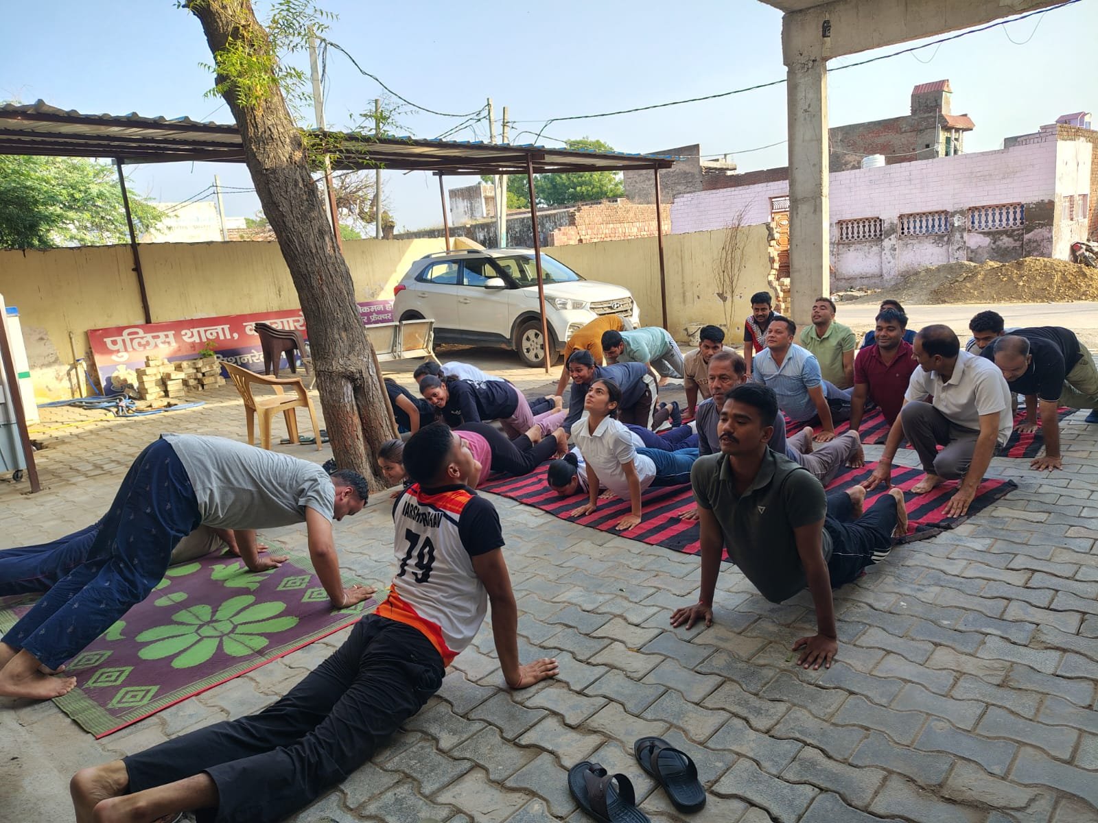 कागरोल थाना परिसर में मनाया गया अंतरराष्ट्रीय योग दिवस, पुलिसकर्मियों ने लिया नियमित योग करने का संकल्प