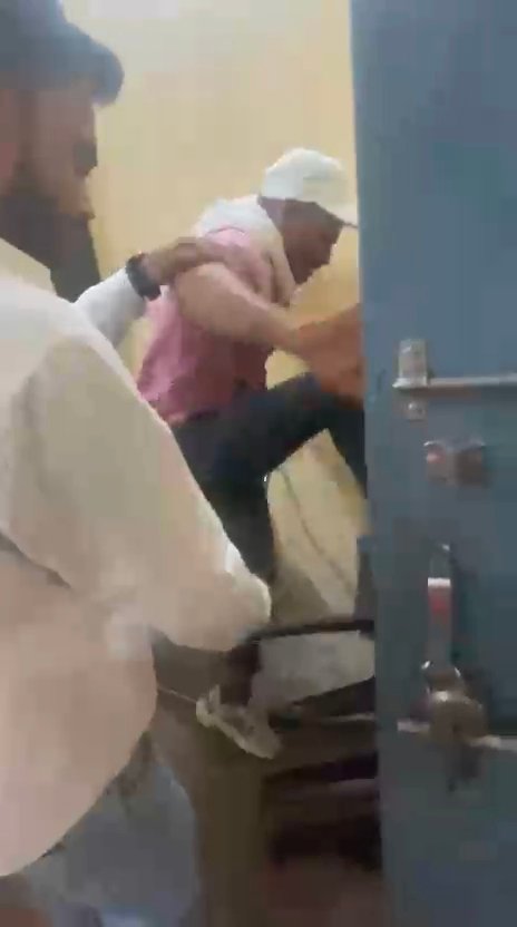 किरावली: तहसील परिसर में फरियादी किसान को लेखपाल ने लात-घूंसों से पीटा, रिश्वत के पैसे मांगने पर दिखाई गुंडई, वीडियो वायरल