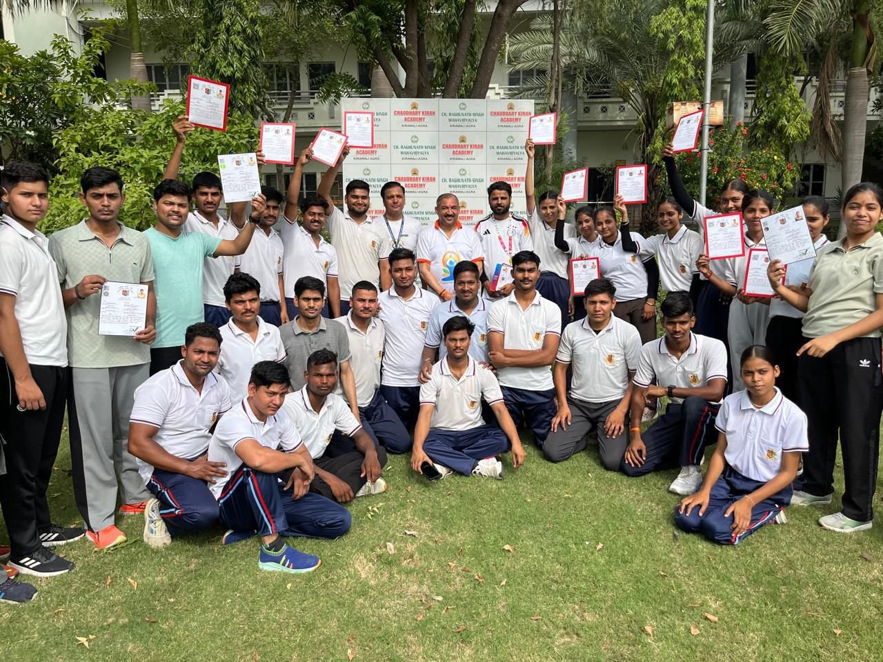 किरावली: चौधरी रघुनाथ सिंह महाविद्यालय के 42 NCC कैडेट्स को मिला प्रमाण पत्र, CDS में प्रवेश की राह हुई आसान
