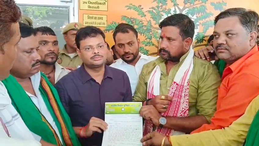 किरावली तहसील कांड: लेखपाल की गुंडई पर गरमाई सियासत, भाकियू (भानु) ने घेरी तहसील, SDM अभिनव पाठक ने जमीन पर बैठकर सुनी किसानों की बात