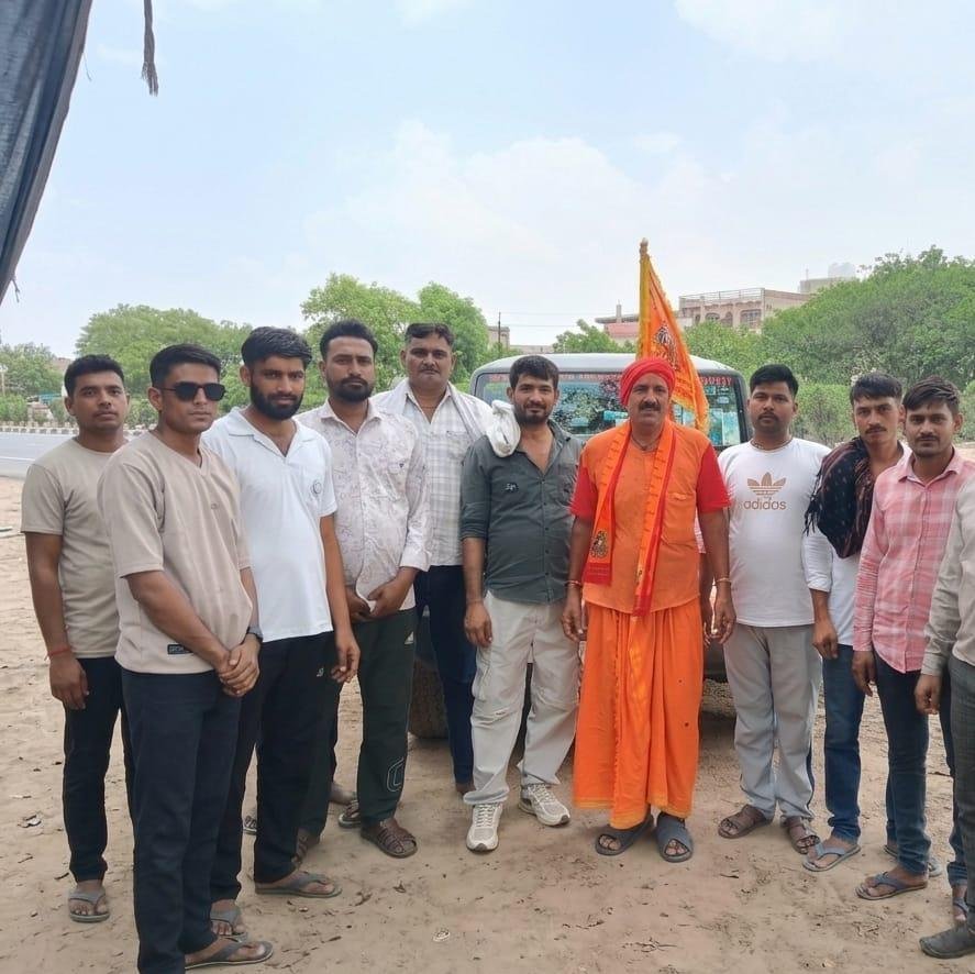 किरावली में उमड़ा भक्ति का सैलाब: नन्हे बेजुबान की याद में हुआ भव्य भंडारा, मंच से उठी मांग— "गौ माता को मिले 'राष्ट्र माता' का दर्जा"