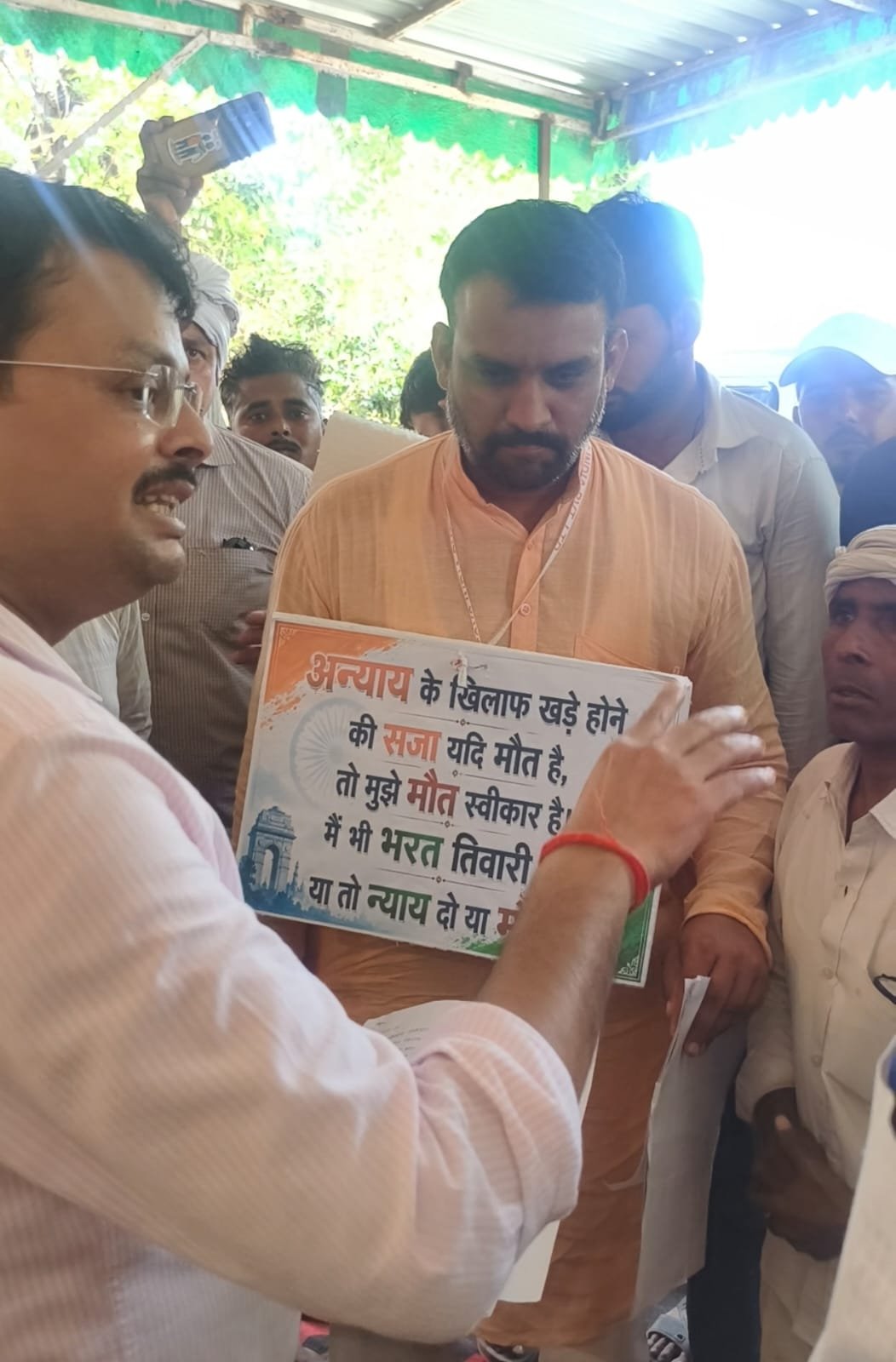 किरावली तहसील में तीखा विरोध: गले में तख्तियां लटकाकर SDM दफ्तर पहुंचे भोज कुमार फौजी, बोले— "मैं भी भारत तिवारी हूं, न्याय दो या कर दो एनकाउंटर"
