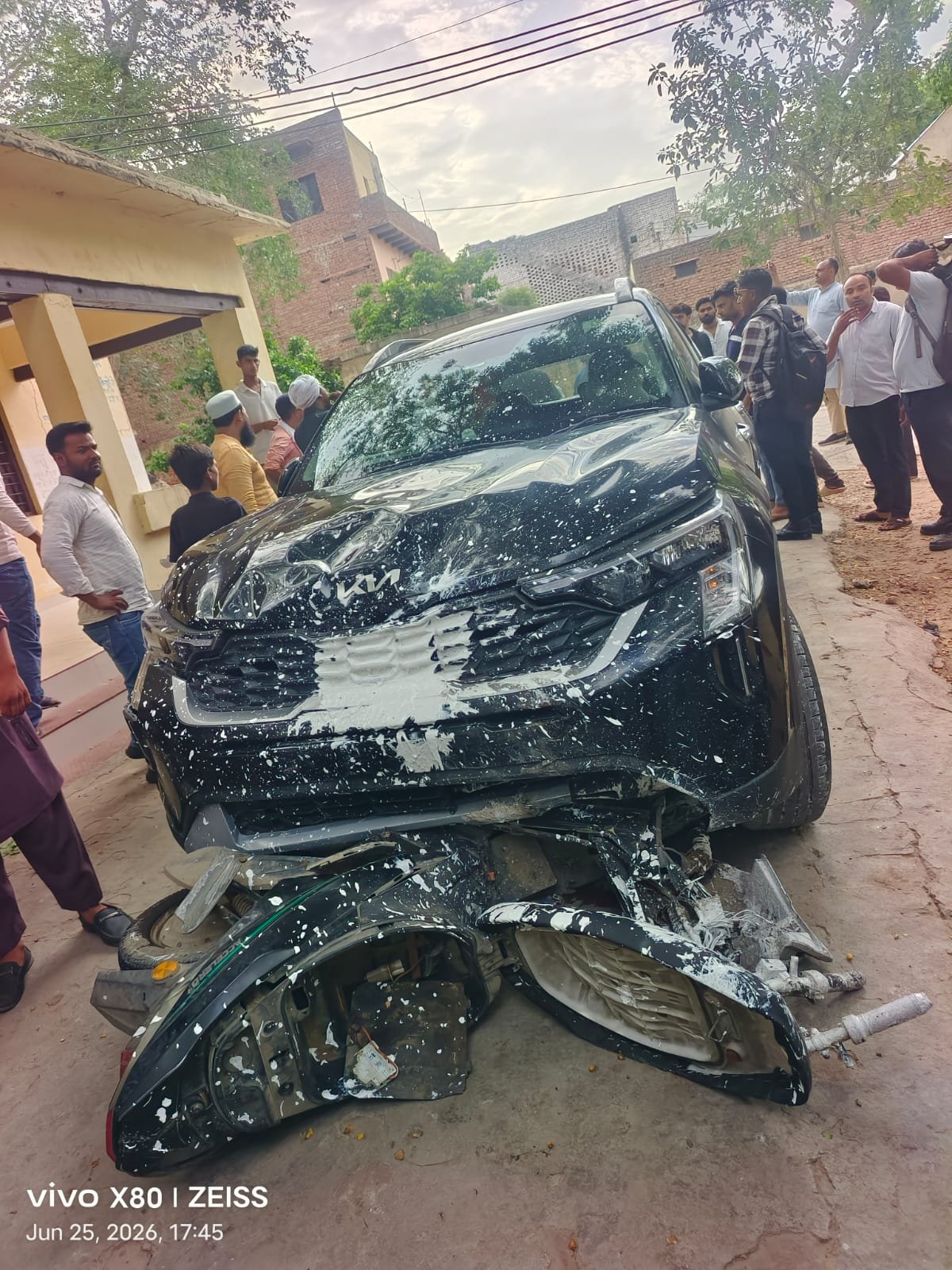 सीकरी में खौफनाक वारदात: नशे में धुत पशु चिकित्साधिकारी ने स्कूटी सवार को रौंदा, 1 किमी तक फिल्मी अंदाज में घसीटी स्कूटी, कार छोड़ डॉक्टर फरार