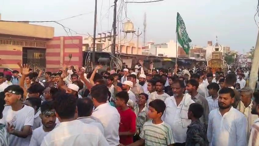 किरावली में अकीदत के साथ निकाला गया 'पंचायती ताजिया' का जुलूस, अखाड़ों के हैरतअंगेज करतबों के बीच शांतिपूर्ण संपन्न