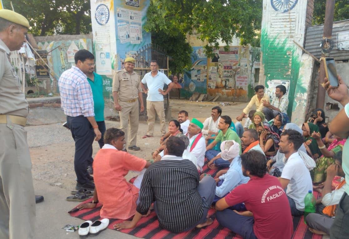 रुनकता में फूटा महिलाओं का गुस्सा: सचिव की गाड़ी घेरी, फेंकी चूड़ियाँ! अछनेरा के बाद अब तहसील मुख्यालय पर ग्रामीणों का जोरदार प्रदर्शन