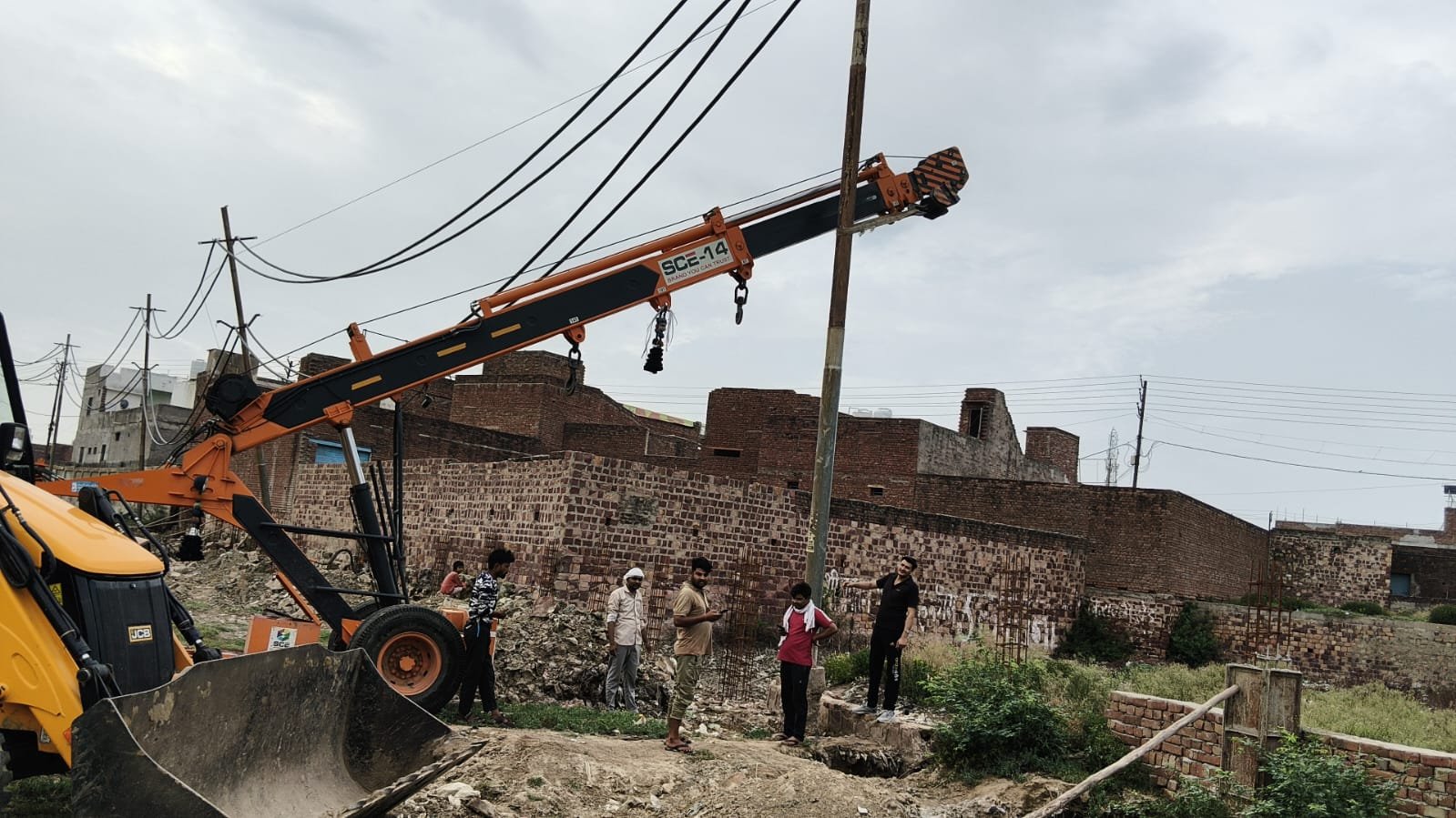 किरावली में टला बड़ा हादसा: हाईटेंशन लाइन पर झूलते बच्चों का वीडियो वायरल होते ही एक्शन में आए चेयरमैन प्रतिनिधि, तुरंत दुरुस्त कराया झुका पोल