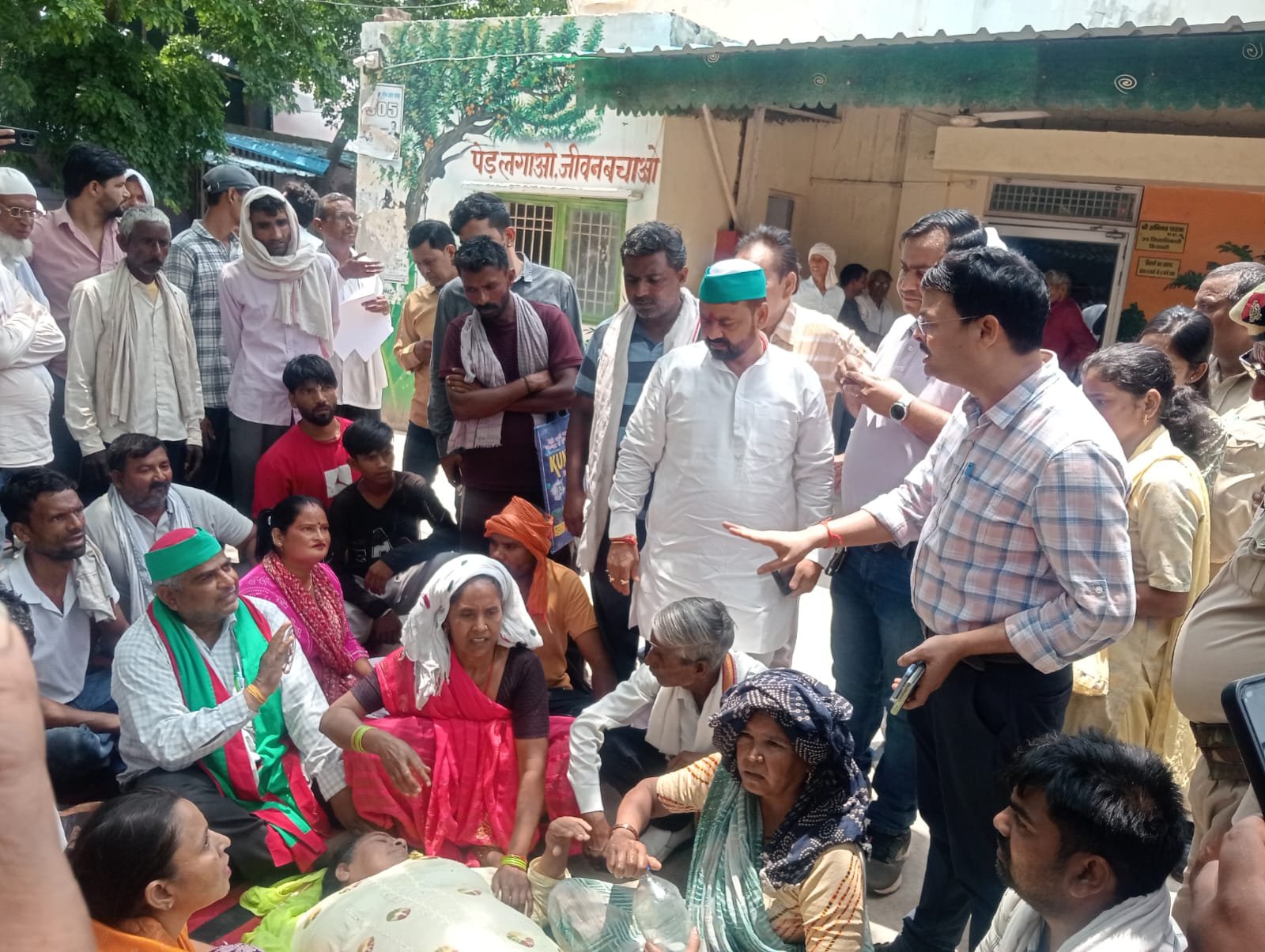 सीकरी विधायक के आश्वासन के बाद भी नहीं पिघला तहसील प्रशासन, तीसरे दिन एसडीएम और किसान नेता में तीखी नोंकझोंक, कल कलेक्ट्रेट कूच करेंगे रुनकता के ग्रामीण