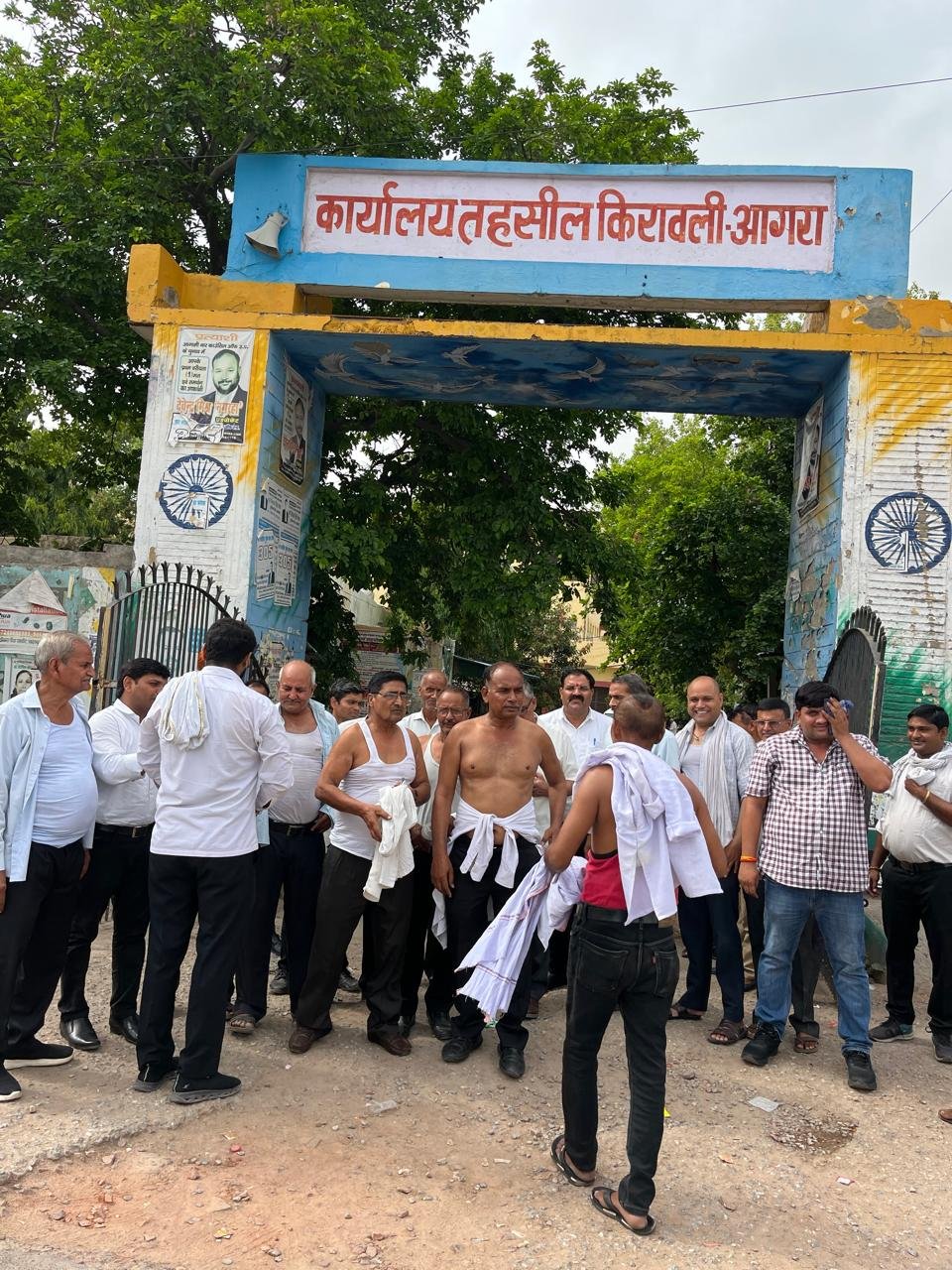 अधिवक्ताओं का प्रदर्शन: किरावली तहसील में पीपीपी मॉडल के विरोध में वकीलों ने अर्धनग्न होकर किया उग्र प्रदर्शन, कामकाज ठप