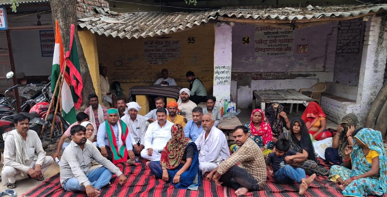किरावली तहसील में ग्रामीणों का धरना चौथे दिन भी जारी, रालोद नेता बृजेश चाहर ने दिया समर्थन