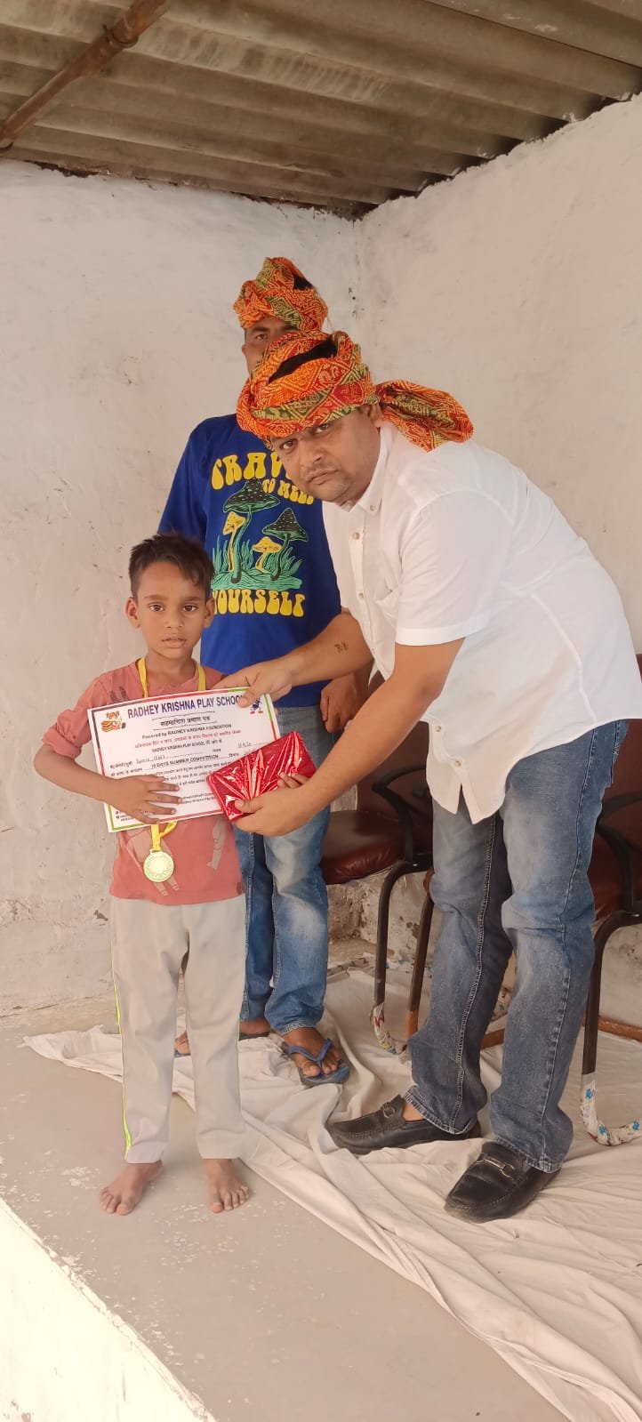 राधे कृष्णा प्ले स्कूल में समर कैंप का भव्य समापन, मुख्य अतिथि कर्मवीर चौधरी ने मेधावी बच्चों को किया सम्मानित