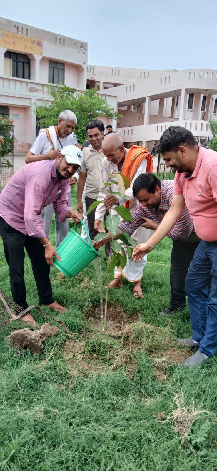 किरावली CHC पर 'एक पेड़ मां के नाम' अभियान: सभासद राम नरेश इंदौलिया और अधीक्षक ने किया वृक्षारोपण