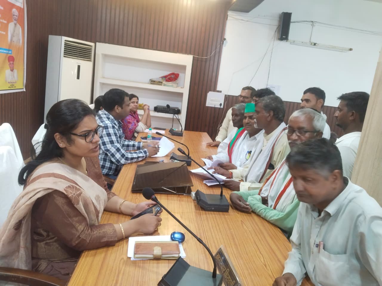 सड़क, पुलिया और नालियों के निर्माण के लिए गूंजी आवाज: किसान नेताओं व ग्रामीणों ने तहसीलदार किरावली को सौंपा मांग पत्र, आंदोलन की चेतावनी