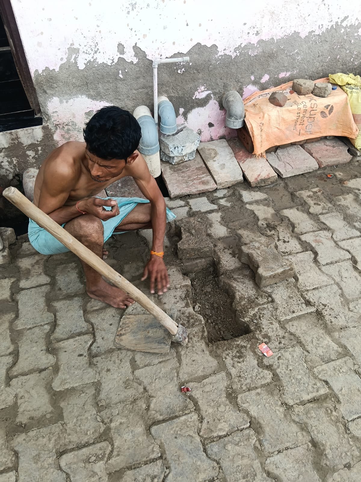 ग्राम पंचायत ताजपुर नगरिया में भ्रष्टाचार: गिट्टी-बालू की जगह मिट्टी पर बिछा दिया खरंजा, पहले ही दिन धंसने लगी सड़क