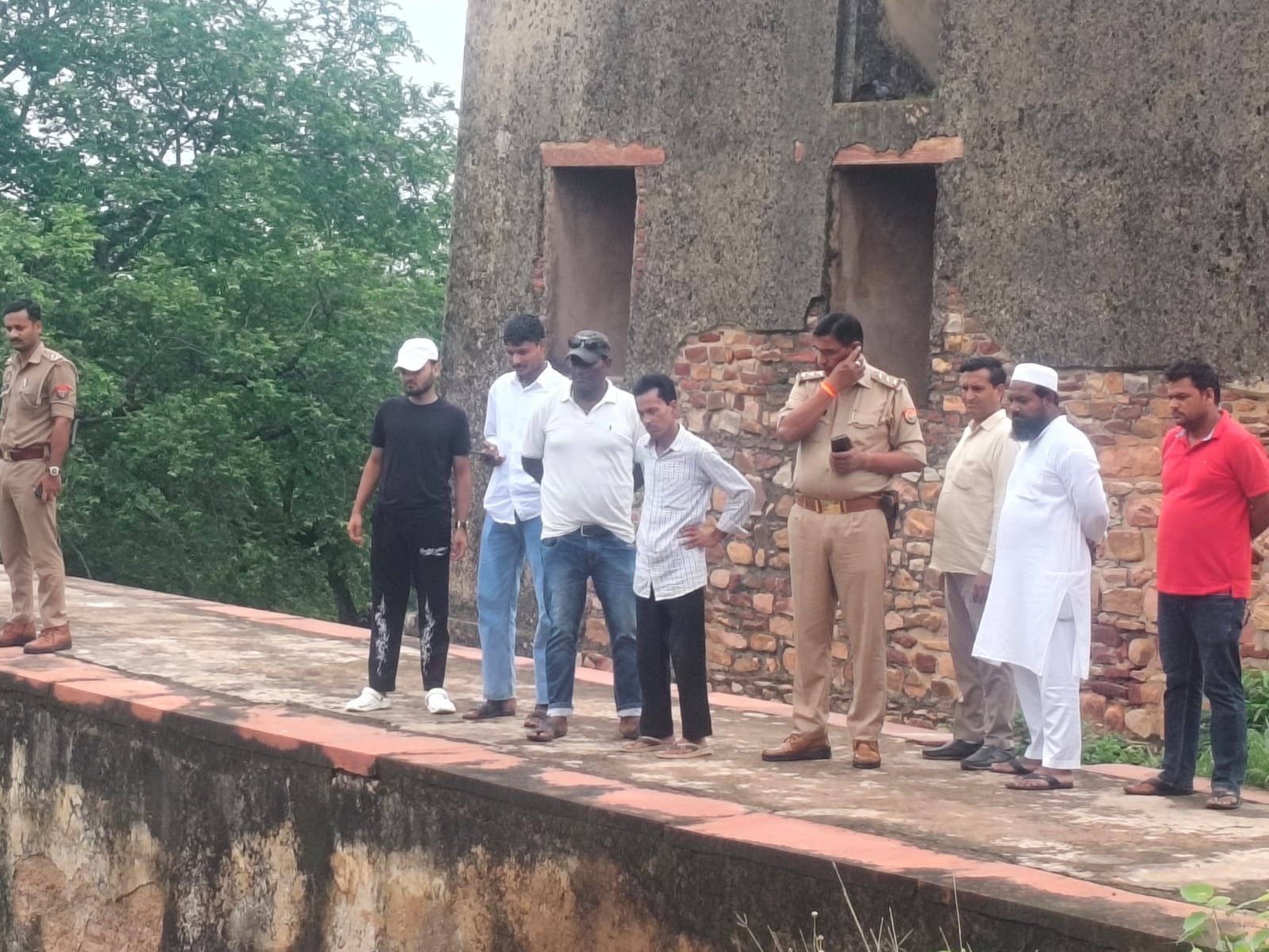 फतेहपुर सीकरी के प्राचीन तालाब में मिला अज्ञात युवक का शव: मची सनसनी, जांच में जुटी पुलिस