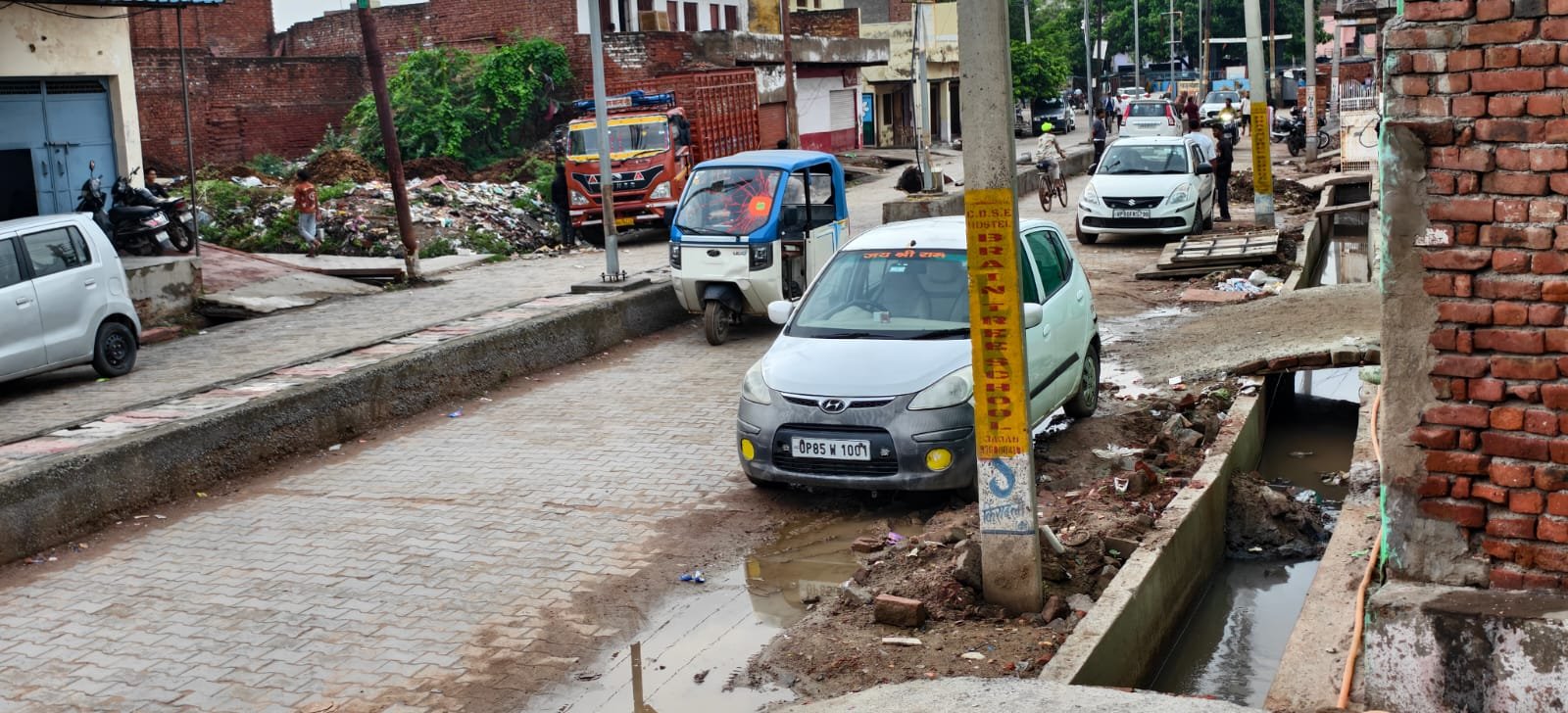 किरावली स्टेशन रोड पर अंधेरा: दोबारा ठप हुईं स्ट्रीट लाइटें, नाले के मलबे से बढ़ी दुर्घटनाओं की आशंका