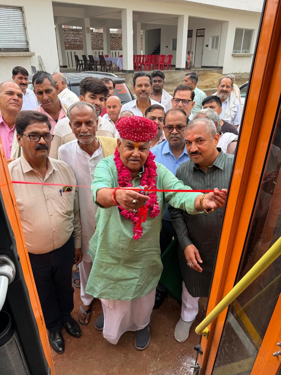 अछनेरा-ईदगाह रोडवेज बस सेवा का भव्य शुभारंभ: विधायक चौधरी बाबूलाल ने दिखाई हरी झंडी, यात्रियों को मिलेगी बड़ी सुविधा