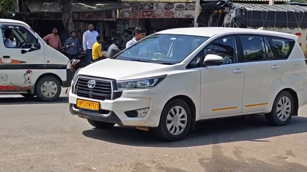 फतेहपुर सीकरी: गुलिस्तां पार्किंग से पर्यटकों की गाड़ी ले गया लपका, पर्यटन व्यवस्था पर उठे गंभीर सवाल