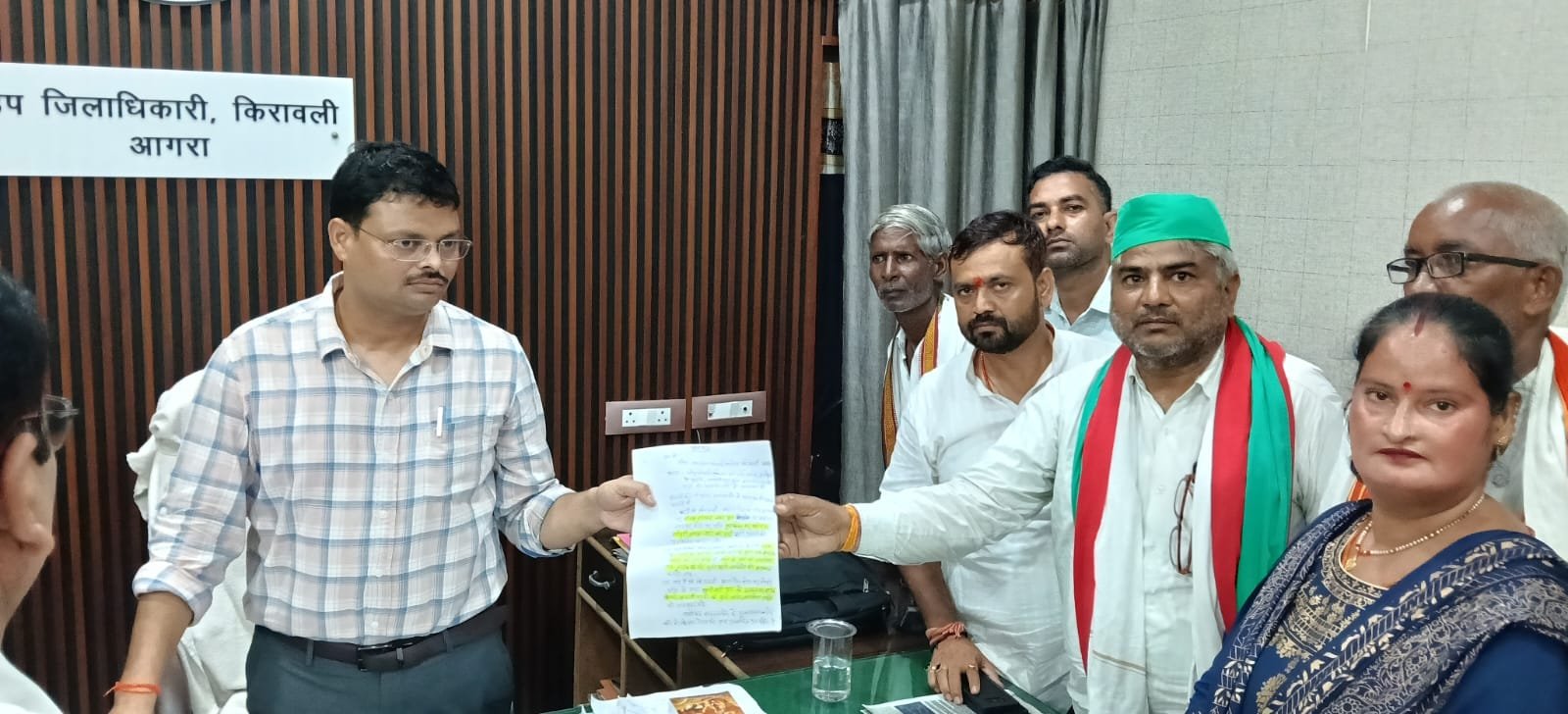 किरावली तहसील में गरजे किसान व ग्रामीण: जर्जर सड़कों और क्षतिग्रस्त पुलियों को लेकर 3 घंटे दिया धरना, SDM को सौंपा ज्ञापन