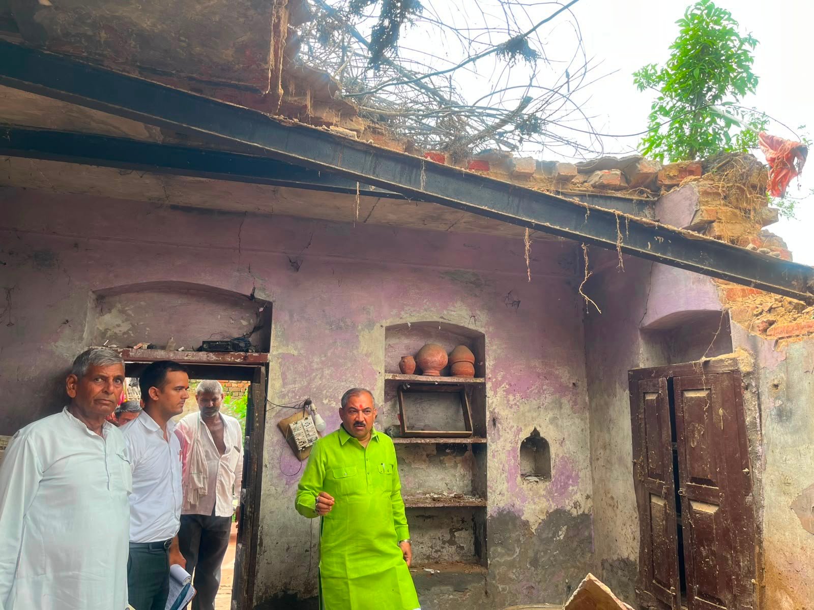 फतेहपुर सीकरी: बरौदा सदर में बारिश से ढहा मेवसिंह सोलंकी का मकान, विधायक प्रतिनिधि डॉ. रामेश्वर चौधरी ने प्रशासनिक टीम से कराया सर्वे
