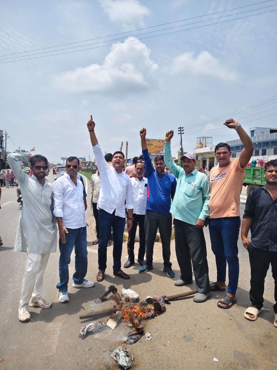 अखिलेश यादव के 'चवन्नी' वाले बयान पर भड़का आक्रोश: किरावली में फूंका पुतला, सपा अध्यक्ष पर जमकर बरसे RLD कार्यकर्ता