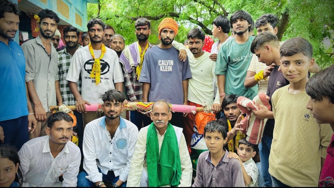 भक्ति का उत्साह: किरावली के अभैदोपुरा में 61 किलो की कावड़ लेकर पहुंचे युवा, ग्रामीणों ने किया भव्य स्वागत