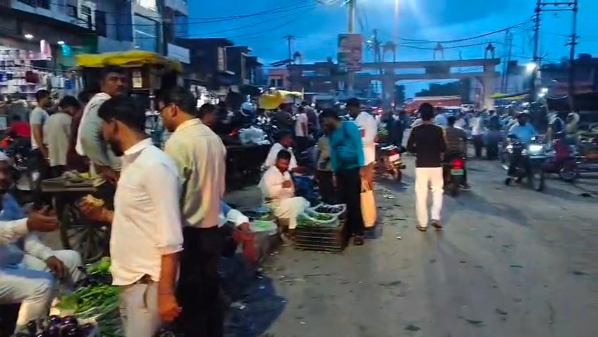 किरावली CHC के सामने फिर सजने लगा अवैध अतिक्रमण, जाम में फंस रहे आपातकालीन वाहन; क्या किसी हादसे का इंतजार कर रहा प्रशासन?