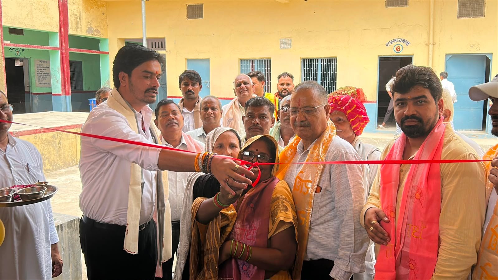 किरावली: अनार देवी गोयल सरस्वती विद्या मंदिर में वाटर कूलर का हुआ लोकार्पण, चेयरमैन प्रतिनिधि अभिजीत सिंह इंदौलिया ने काटा फीता