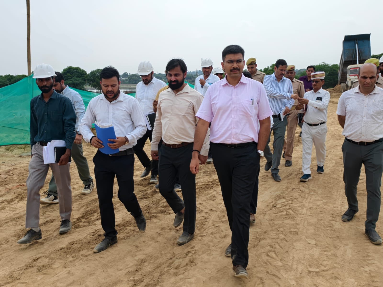 यमुना पार क्षेत्र के 100 से अधिक मोहल्लों को मिलेगी पीने के पानी की समस्या से मुक्ति: DM मनीष बंसल ने किया पोइया घाट पर ₹55 MLD वाटर ट्रीटमेंट प्लांट व 85 MLD इंटेक वेल का निरीक्षण