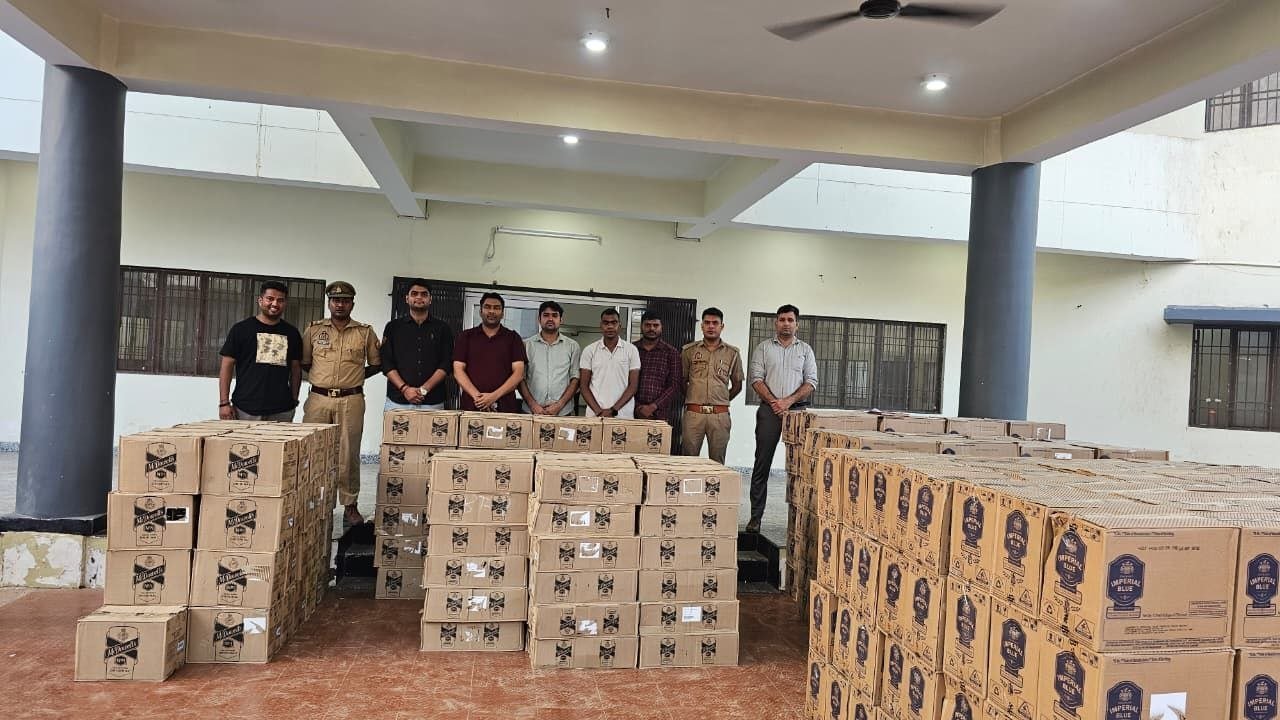 आगरा में शराब तस्करी का बड़ा भंडाफोड़: काउंटर इंटेलिजेंस और खंदौली पुलिस ने पकड़ा ₹45 लाख का ट्रक, बिहार भेजी जा रही थी खेप