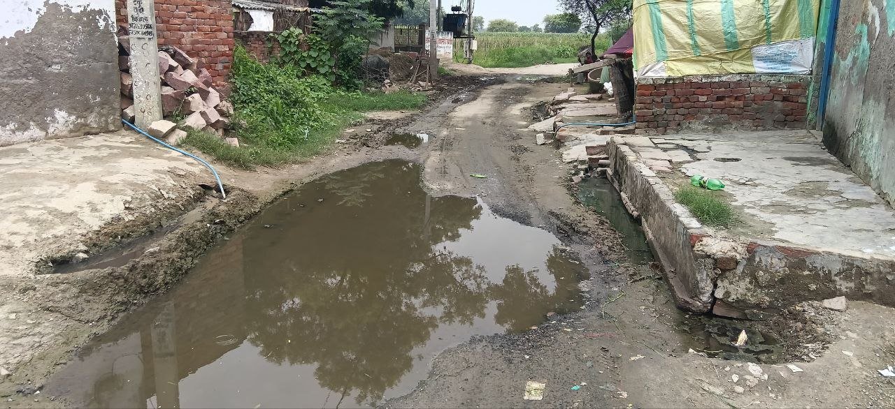 किरावली: विकास कार्यों पर उठे सवाल, ग्राम गुड़ा में बदहाली से आक्रोशित ग्रामीणों ने SDM को सौंपा पत्र; निष्पक्ष जांच की मांग
