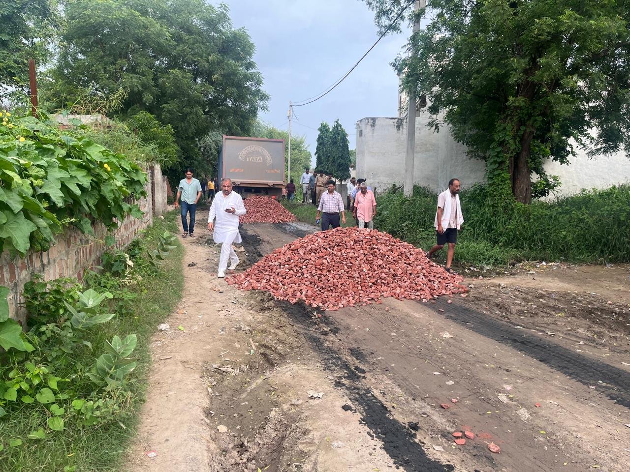 जलभराव से मिलेगी राहत, जल्द गड्ढामुक्त होंगी सड़कें: रायभा व नहचानी पहुंचे विधायक चौधरी बाबूलाल, विधायक प्रतिनिधि डॉ. रामेश्वर चौधरी व SDM संग निरीक्षण कर तुरंत पड़वाई गिट्टी