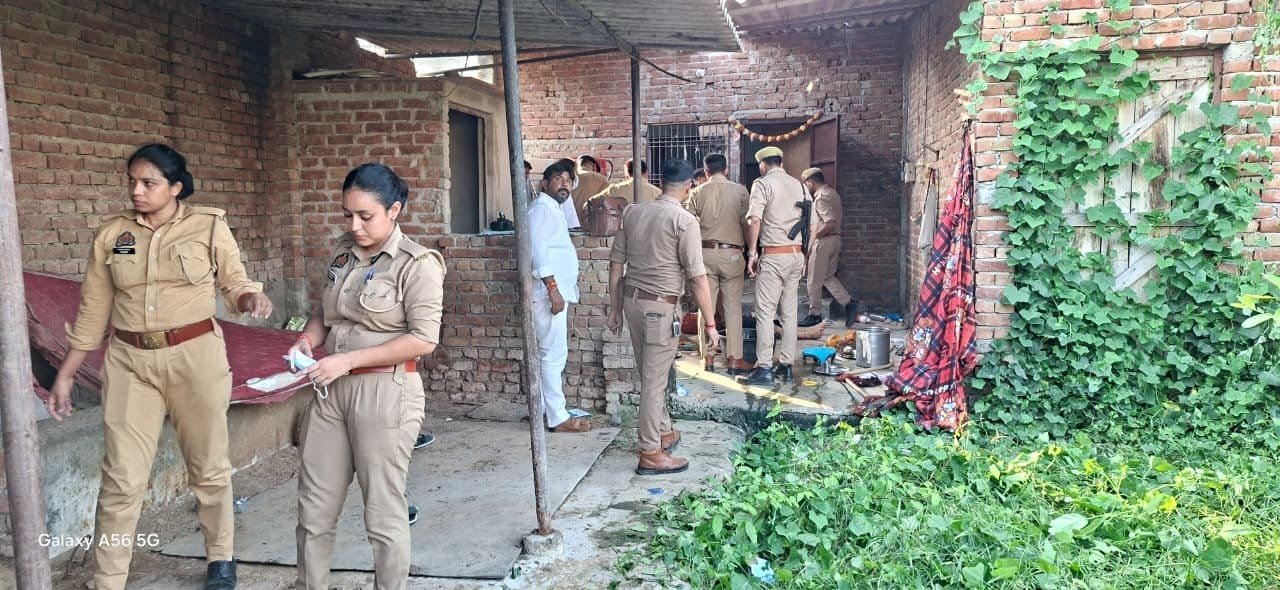 आगरा में रिश्तों का कत्ल: एक महीने बाद घर लौटे पति ने पत्नी की बेरहमी से हत्या की; सिर पर वार के बाद काटा गला, आरोपी फरार