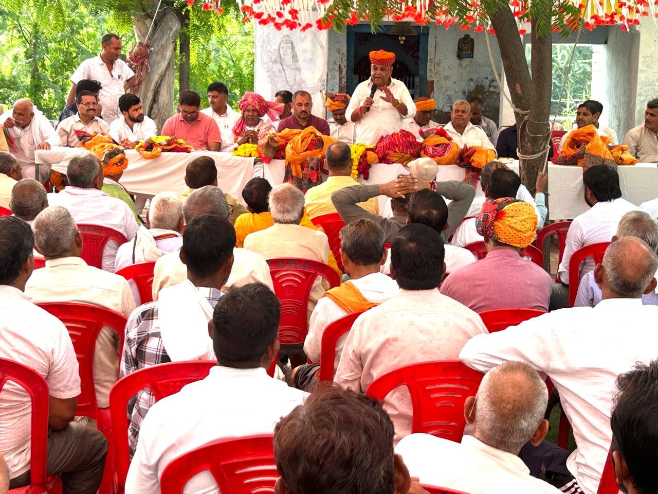 टीकरी में लगी भव्य जनचौपाल: ग्रामीणों की समस्याओं का मौके पर हुआ समाधान, विधायक चौधरी बाबूलाल व विधायक प्रतिनिधि डॉ. रामेश्वर चौधरी रहे मौजूद