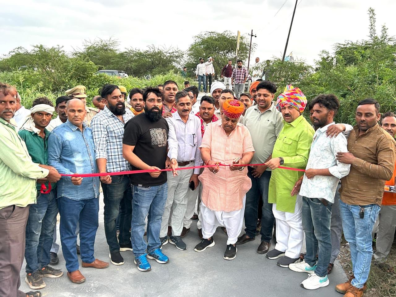 ग्राम पंचायत कराही में ₹25 लाख की लागत से बने अंत्येष्टि स्थल का विधायक चौधरी बाबूलाल ने किया लोकार्पण, जनचौपाल में सुनीं समस्याएं