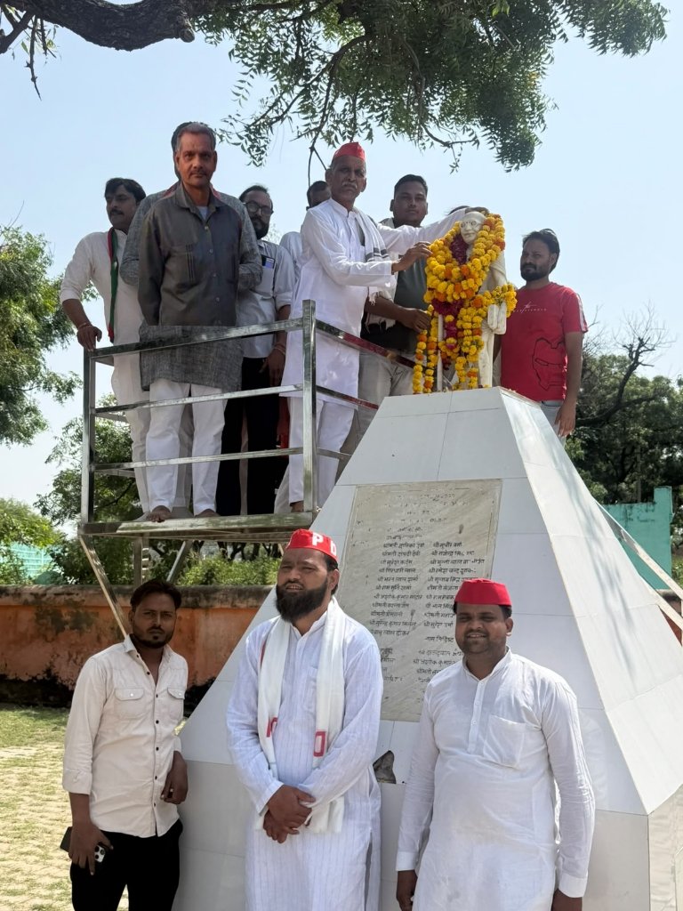 अछनेरा: सपा कार्यकर्ताओं ने राष्ट्रपिता महात्मा गांधी व लाल बहादुर शास्त्री को किया नमन; प्रदीप मुखिया के नेतृत्व में पदचिह्नों पर चलने का लिया संकल्प